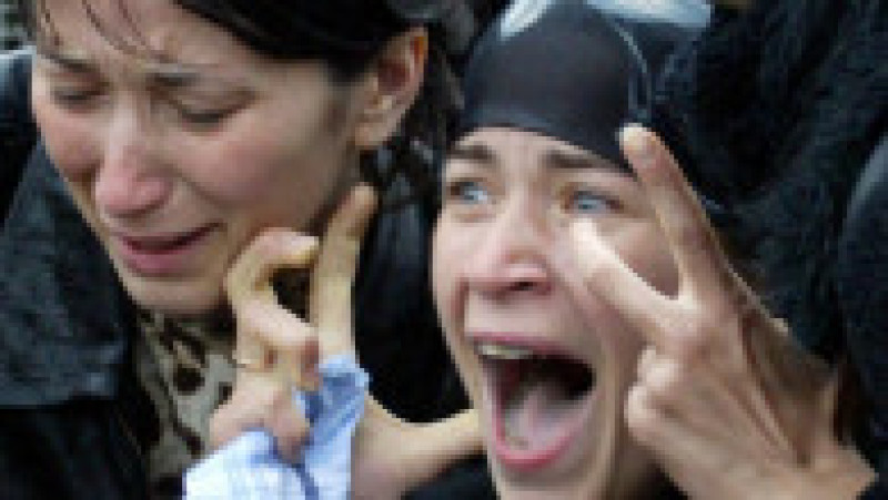 Criza ostaticilor de la Şcoala nr. 1 din Beslan (Osetia de Nord) a început la 1 septembrie 2004, când un grup înarmat de terorişti a luat ostatici peste 1100 de elevi şi profesori, şi s-a încheiat tragic pe 3 septembrie 2004 cu 338 de morţi, dintre care 186 copii. Sursa foto: Profimedia Images | Poza 12 din 26