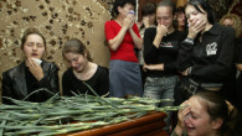 Criza ostaticilor de la Şcoala nr. 1 din Beslan (Osetia de Nord) a început la 1 septembrie 2004, când un grup înarmat de terorişti a luat ostatici peste 1100 de elevi şi profesori, şi s-a încheiat tragic pe 3 septembrie 2004 cu 338 de morţi, dintre care 186 copii. Sursa foto: Profimedia Images | Poza 11 din 26
