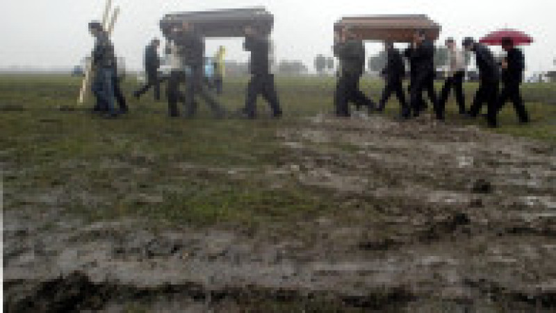 Criza ostaticilor de la Şcoala nr. 1 din Beslan (Osetia de Nord) a început la 1 septembrie 2004, când un grup înarmat de terorişti a luat ostatici peste 1100 de elevi şi profesori, şi s-a încheiat tragic pe 3 septembrie 2004 cu 338 de morţi, dintre care 186 copii. Sursa foto: Profimedia Images | Poza 14 din 26