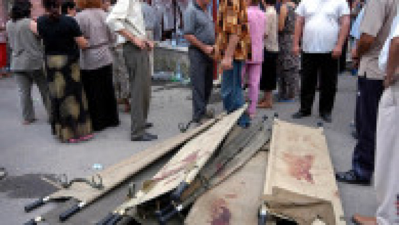 Criza ostaticilor de la Şcoala nr. 1 din Beslan (Osetia de Nord) a început la 1 septembrie 2004, când un grup înarmat de terorişti a luat ostatici peste 1100 de elevi şi profesori, şi s-a încheiat tragic pe 3 septembrie 2004 cu 338 de morţi, dintre care 186 copii. Sursa foto: Profimedia Images | Poza 9 din 26