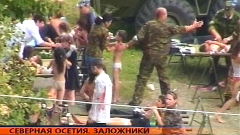 Criza ostaticilor de la Şcoala nr. 1 din Beslan (Osetia de Nord) a început la 1 septembrie 2004, când un grup înarmat de terorişti a luat ostatici peste 1100 de elevi şi profesori, şi s-a încheiat tragic pe 3 septembrie 2004 cu 338 de morţi, dintre care 186 copii. Sursa foto: Profimedia Images