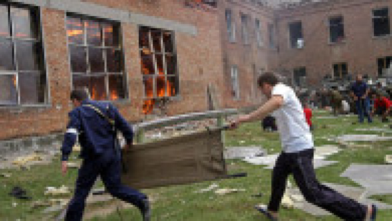 Criza ostaticilor de la Şcoala nr. 1 din Beslan (Osetia de Nord) a început la 1 septembrie 2004, când un grup înarmat de terorişti a luat ostatici peste 1100 de elevi şi profesori, şi s-a încheiat tragic pe 3 septembrie 2004 cu 338 de morţi, dintre care 186 copii. Sursa foto: Profimedia Images | Poza 7 din 26