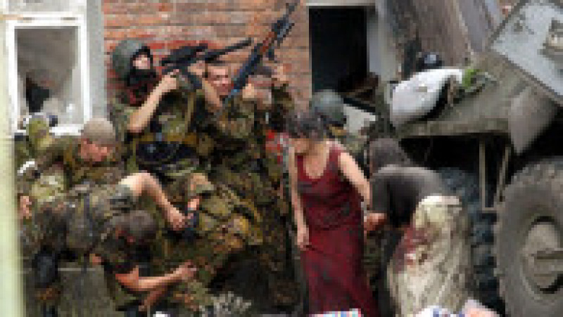 Criza ostaticilor de la Şcoala nr. 1 din Beslan (Osetia de Nord) a început la 1 septembrie 2004, când un grup înarmat de terorişti a luat ostatici peste 1100 de elevi şi profesori, şi s-a încheiat tragic pe 3 septembrie 2004 cu 338 de morţi, dintre care 186 copii. Sursa foto: Profimedia Images | Poza 8 din 26