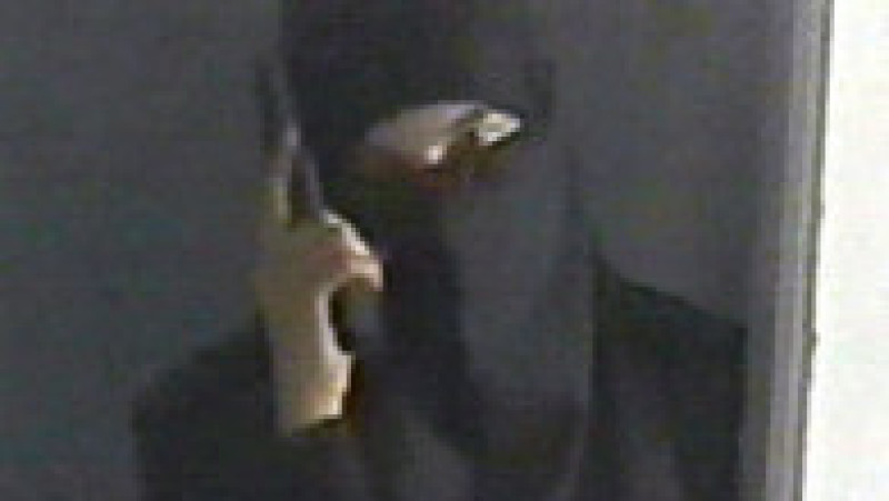 Criza ostaticilor de la Şcoala nr. 1 din Beslan (Osetia de Nord) a început la 1 septembrie 2004, când un grup înarmat de terorişti a luat ostatici peste 1100 de elevi şi profesori, şi s-a încheiat tragic pe 3 septembrie 2004 cu 338 de morţi, dintre care 186 copii. Sursa foto: Profimedia Images | Poza 3 din 26