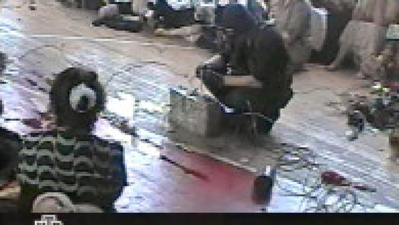 Criza ostaticilor de la Şcoala nr. 1 din Beslan (Osetia de Nord) a început la 1 septembrie 2004, când un grup înarmat de terorişti a luat ostatici peste 1100 de elevi şi profesori, şi s-a încheiat tragic pe 3 septembrie 2004 cu 338 de morţi, dintre care 186 copii. Sursa foto: Profimedia Images | Poza 2 din 26