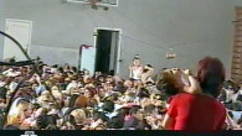 Criza ostaticilor de la Şcoala nr. 1 din Beslan (Osetia de Nord) a început la 1 septembrie 2004, când un grup înarmat de terorişti a luat ostatici peste 1100 de elevi şi profesori, şi s-a încheiat tragic pe 3 septembrie 2004 cu 338 de morţi, dintre care 186 copii. Sursa foto: Profimedia Images | Poza 6 din 26