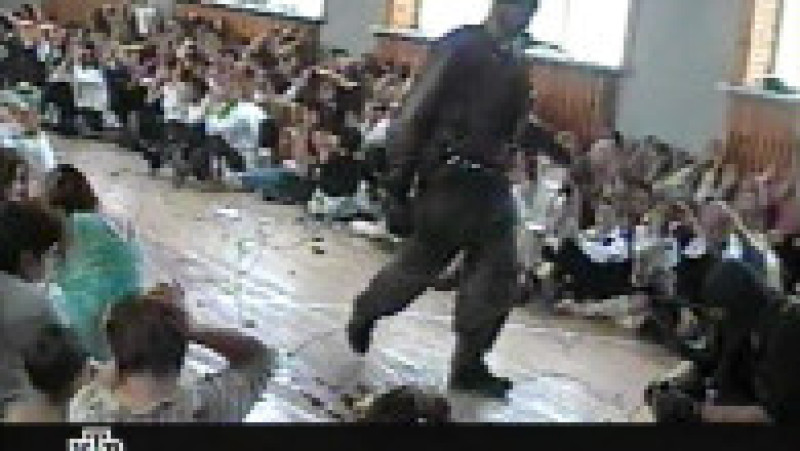 Criza ostaticilor de la Şcoala nr. 1 din Beslan (Osetia de Nord) a început la 1 septembrie 2004, când un grup înarmat de terorişti a luat ostatici peste 1100 de elevi şi profesori, şi s-a încheiat tragic pe 3 septembrie 2004 cu 338 de morţi, dintre care 186 copii. Sursa foto: Profimedia Images | Poza 4 din 26