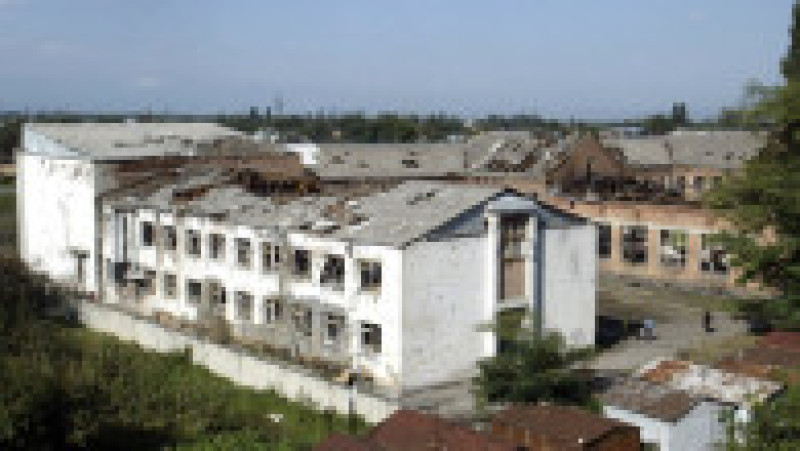 Criza ostaticilor de la Şcoala nr. 1 din Beslan (Osetia de Nord) a început la 1 septembrie 2004, când un grup înarmat de terorişti a luat ostatici peste 1100 de elevi şi profesori, şi s-a încheiat tragic pe 3 septembrie 2004 cu 338 de morţi, dintre care 186 copii. Sursa foto: Profimedia Images | Poza 18 din 26