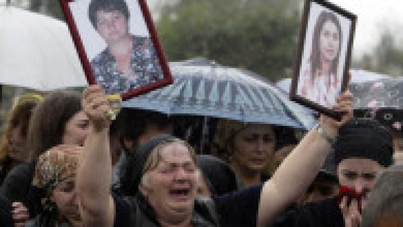 Criza ostaticilor de la Şcoala nr. 1 din Beslan (Osetia de Nord) a început la 1 septembrie 2004, când un grup înarmat de terorişti a luat ostatici peste 1100 de elevi şi profesori, şi s-a încheiat tragic pe 3 septembrie 2004 cu 338 de morţi, dintre care 186 copii. Sursa foto: Profimedia Images | Poza 15 din 26