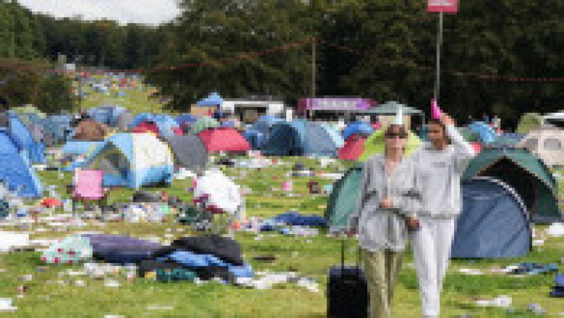 Echipa de voluntari care a făcut curățenie după încheierea Festivalului de la Leeds, Anglia, s-a declarat „complet îngrozită” de mizeria lăsată în urmă de spectatorii FOTO: Profimedia Images | Poza 6 din 16