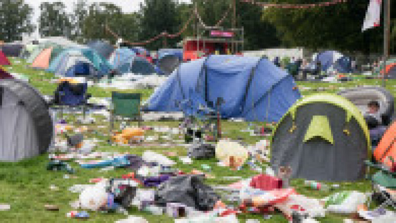 Echipa de voluntari care a făcut curățenie după încheierea Festivalului de la Leeds, Anglia, s-a declarat „complet îngrozită” de mizeria lăsată în urmă de spectatorii FOTO: Profimedia Images | Poza 7 din 16