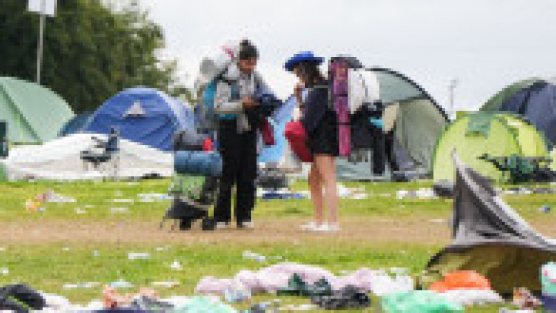 Echipa de voluntari care a făcut curățenie după încheierea Festivalului de la Leeds, Anglia, s-a declarat „complet îngrozită” de mizeria lăsată în urmă de spectatorii FOTO: Profimedia Images | Poza 8 din 16