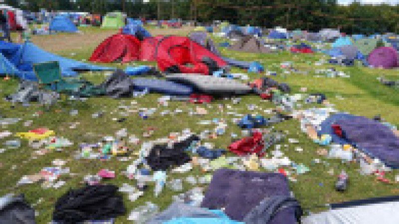 Echipa de voluntari care a făcut curățenie după încheierea Festivalului de la Leeds, Anglia, s-a declarat „complet îngrozită” de mizeria lăsată în urmă de spectatorii FOTO: Profimedia Images | Poza 10 din 16