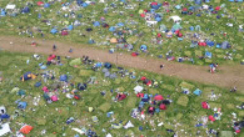 Echipa de voluntari care a făcut curățenie după încheierea Festivalului de la Leeds, Anglia, s-a declarat „complet îngrozită” de mizeria lăsată în urmă de spectatorii FOTO: Profimedia Images | Poza 2 din 16