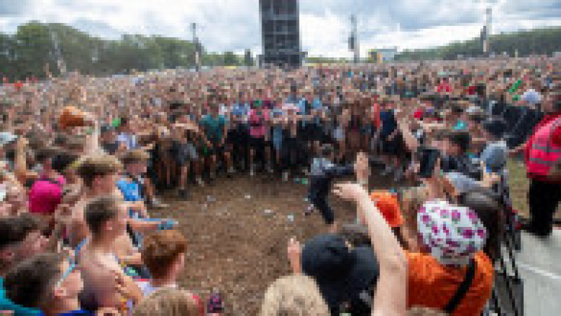Echipa de voluntari care a făcut curățenie după încheierea Festivalului de la Leeds, Anglia, s-a declarat „complet îngrozită” de mizeria lăsată în urmă de spectatorii FOTO: Profimedia Images | Poza 16 din 16