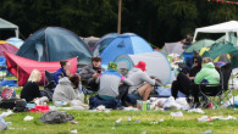 Echipa de voluntari care a făcut curățenie după încheierea Festivalului de la Leeds, Anglia, s-a declarat „complet îngrozită” de mizeria lăsată în urmă de spectatorii FOTO: Profimedia Images | Poza 12 din 16