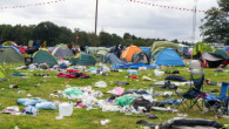Echipa de voluntari care a făcut curățenie după încheierea Festivalului de la Leeds, Anglia, s-a declarat „complet îngrozită” de mizeria lăsată în urmă de spectatorii FOTO: Profimedia Images | Poza 9 din 16