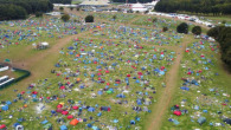 Echipa de voluntari care a făcut curățenie după încheierea Festivalului de la Leeds, Anglia, s-a declarat „complet îngrozită” de mizeria lăsată în urmă de spectatorii FOTO: Profimedia Images | Poza 3 din 16