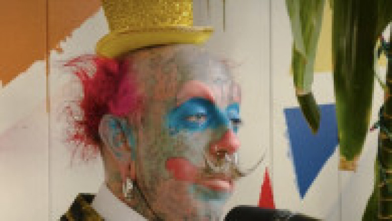 Un frizer american care a devenit cunoscut după ce și-a tatuat fața în așa fel încât să arate ca un clovn vrea acum să devină clovn FOTO: Profimedia Images | Poza 23 din 24