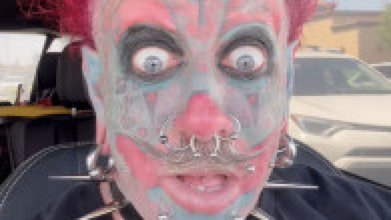 Un frizer american care a devenit cunoscut după ce și-a tatuat fața în așa fel încât să arate ca un clovn vrea acum să devină clovn FOTO: Profimedia Images | Poza 24 din 24
