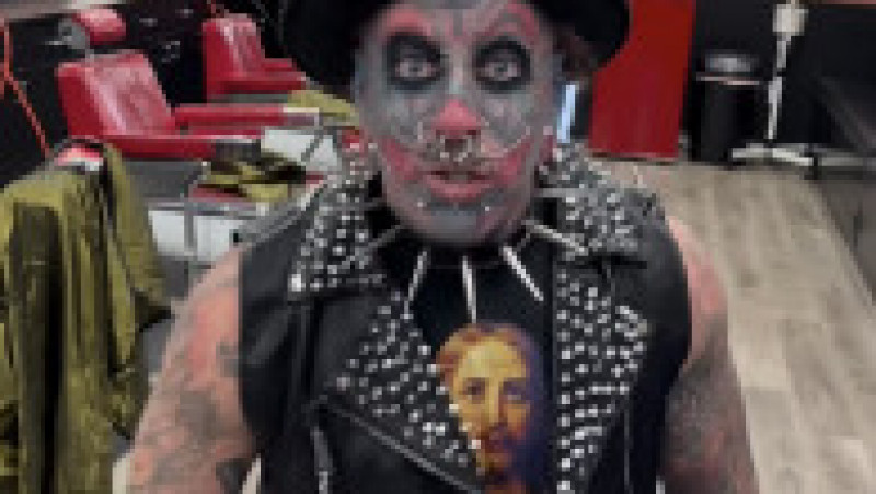Un frizer american care a devenit cunoscut după ce și-a tatuat fața în așa fel încât să arate ca un clovn vrea acum să devină clovn FOTO: Profimedia Images | Poza 2 din 24