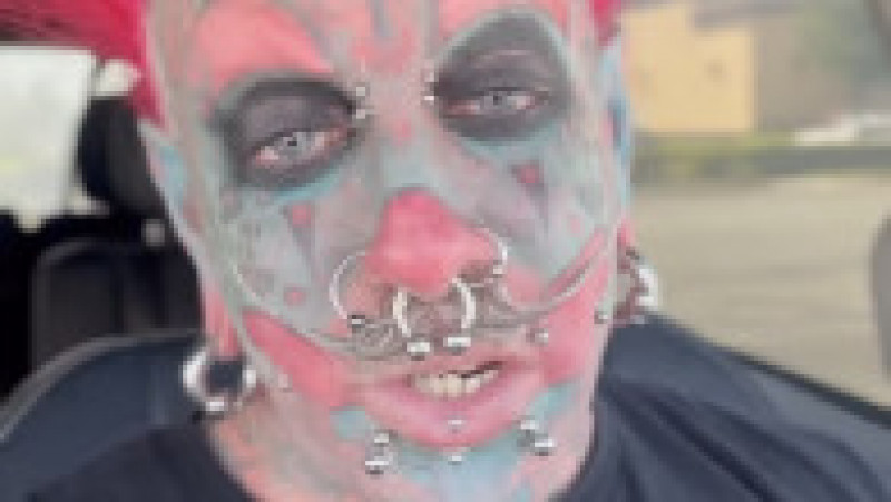 Un frizer american care a devenit cunoscut după ce și-a tatuat fața în așa fel încât să arate ca un clovn vrea acum să devină clovn FOTO: Profimedia Images | Poza 4 din 24