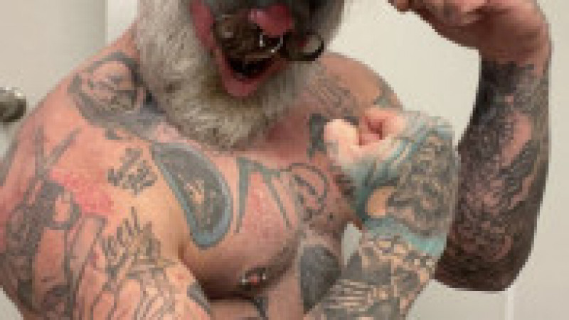 Un frizer american care a devenit cunoscut după ce și-a tatuat fața în așa fel încât să arate ca un clovn vrea acum să devină clovn FOTO: Profimedia Images | Poza 6 din 24