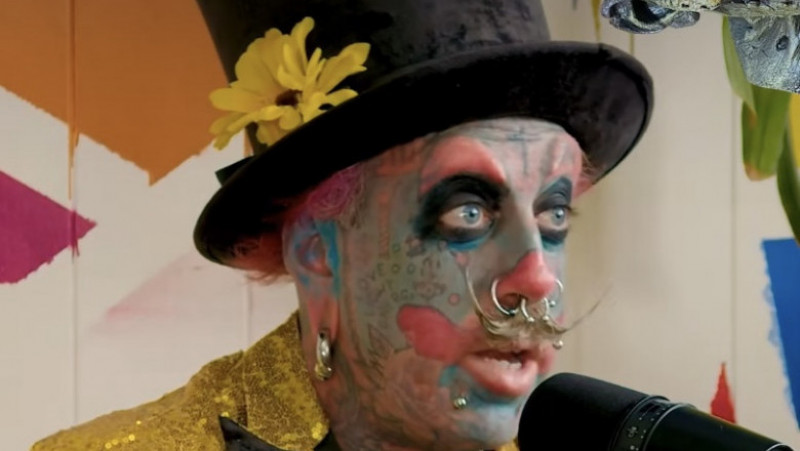 Un frizer american care a devenit cunoscut după ce și-a tatuat fața în așa fel încât să arate ca un clovn vrea acum să devină clovn FOTO: Profimedia Images