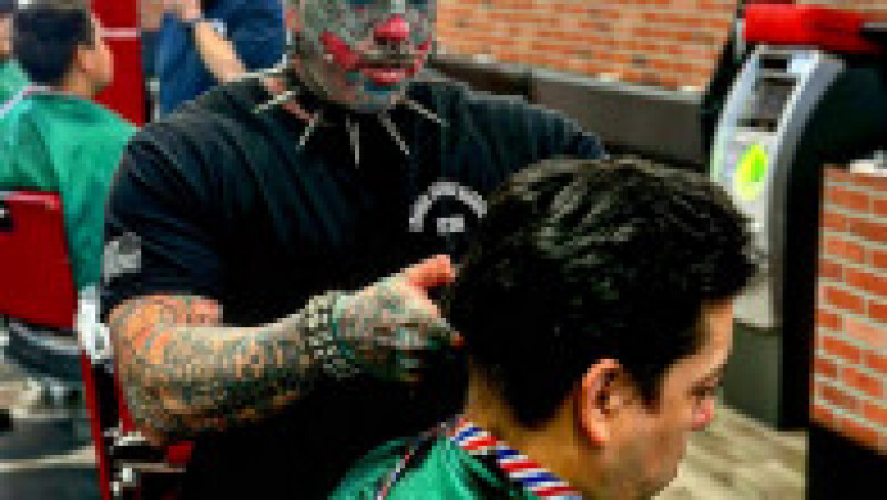 Un frizer american care a devenit cunoscut după ce și-a tatuat fața în așa fel încât să arate ca un clovn vrea acum să devină clovn FOTO: Profimedia Images | Poza 15 din 24