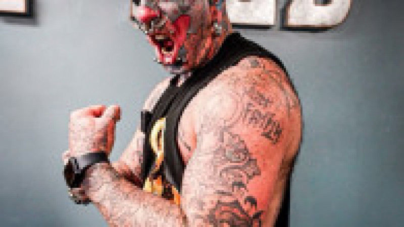 Un frizer american care a devenit cunoscut după ce și-a tatuat fața în așa fel încât să arate ca un clovn vrea acum să devină clovn FOTO: Profimedia Images | Poza 14 din 24