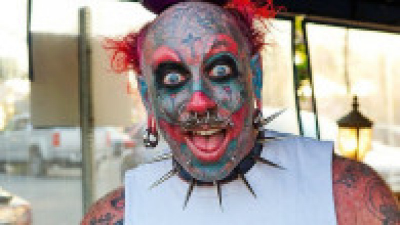 Un frizer american care a devenit cunoscut după ce și-a tatuat fața în așa fel încât să arate ca un clovn vrea acum să devină clovn FOTO: Profimedia Images | Poza 17 din 24