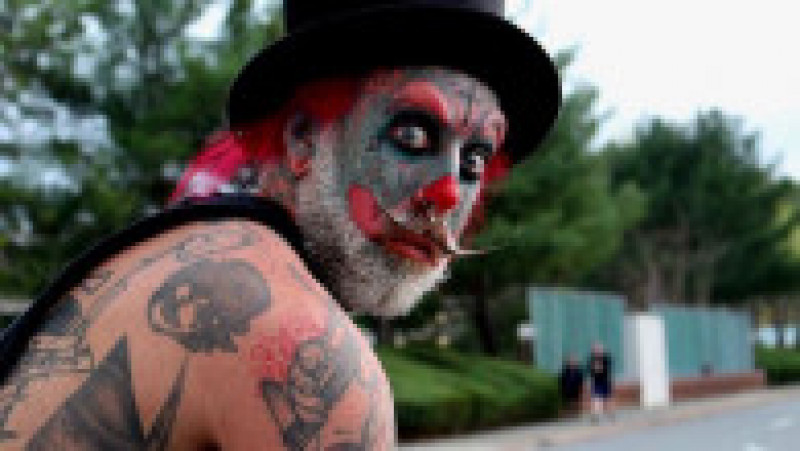 Un frizer american care a devenit cunoscut după ce și-a tatuat fața în așa fel încât să arate ca un clovn vrea acum să devină clovn FOTO: Profimedia Images | Poza 9 din 24