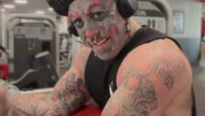 Un frizer american care a devenit cunoscut după ce și-a tatuat fața în așa fel încât să arate ca un clovn vrea acum să devină clovn FOTO: Profimedia Images | Poza 10 din 24