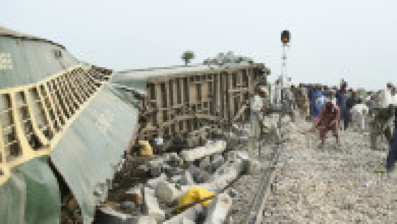 30 de morți și 100 de răniți în tragedia din Pakistan. Trenul deraiat circula cu viteză legală, anchetatorii au două suspiciuni. FOTO: Profimedia Images | Poza 7 din 12