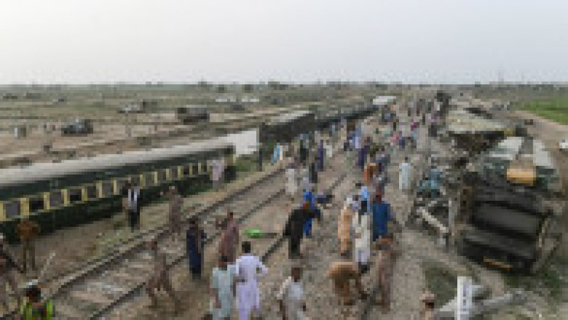 30 de morți și 100 de răniți în tragedia din Pakistan. Trenul deraiat circula cu viteză legală, anchetatorii au două suspiciuni. FOTO: Profimedia Images | Poza 5 din 12
