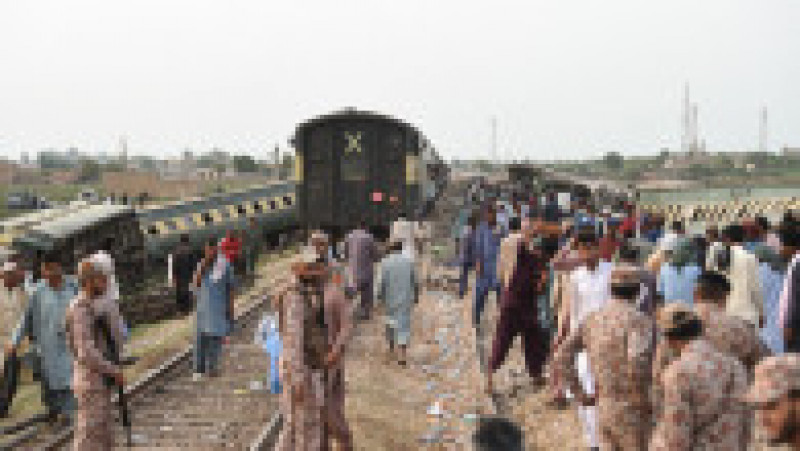 30 de morți și 100 de răniți în tragedia din Pakistan. Trenul deraiat circula cu viteză legală, anchetatorii au două suspiciuni. FOTO: Profimedia Images | Poza 8 din 12