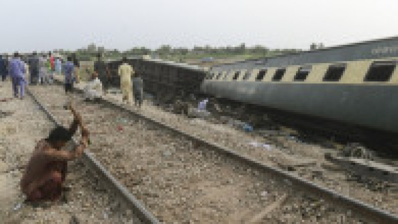 30 de morți și 100 de răniți în tragedia din Pakistan. Trenul deraiat circula cu viteză legală, anchetatorii au două suspiciuni. FOTO: Profimedia Images | Poza 9 din 12
