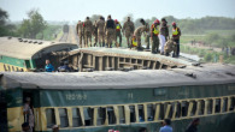 30 de morți și 100 de răniți în tragedia din Pakistan. Trenul deraiat circula cu viteză legală, anchetatorii au două suspiciuni. FOTO: Profimedia Images | Poza 3 din 12