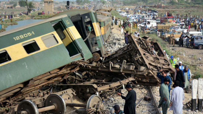 30 de morți și 100 de răniți în tragedia din Pakistan. Trenul deraiat circula cu viteză legală, anchetatorii au două suspiciuni. FOTO: Profimedia Images