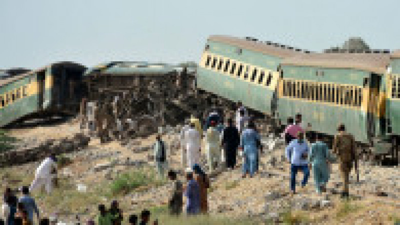 30 de morți și 100 de răniți în tragedia din Pakistan. Trenul deraiat circula cu viteză legală, anchetatorii au două suspiciuni. FOTO: Profimedia Images | Poza 2 din 12