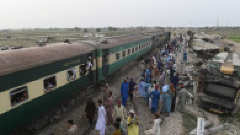 30 de morți și 100 de răniți în tragedia din Pakistan. Trenul deraiat circula cu viteză legală, anchetatorii au două suspiciuni. FOTO: Profimedia Images | Poza 12 din 12