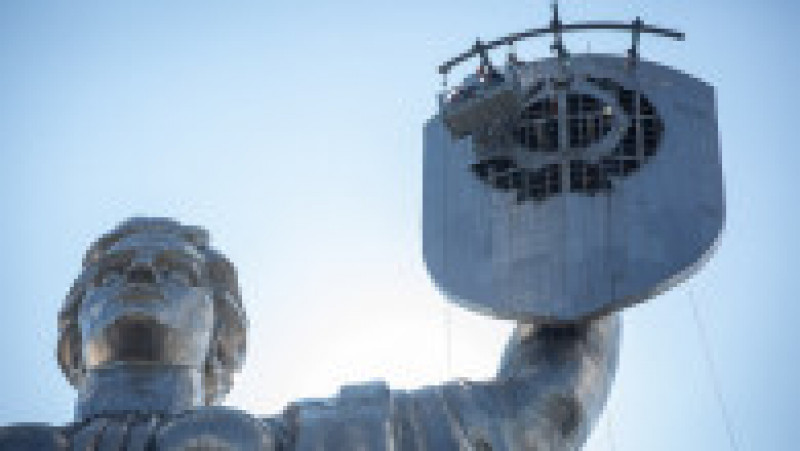 Muncitorii au demontat, în urmă cu câteva zile, ciocanul şi secera care împodobeau scutul de la dezvelirea monumentului de către liderul sovietic Leonid Brejnev în 1981, cu un deceniu înaintea dezmembrării URSS. Sursa foto Profimedia Images | Poza 10 din 18