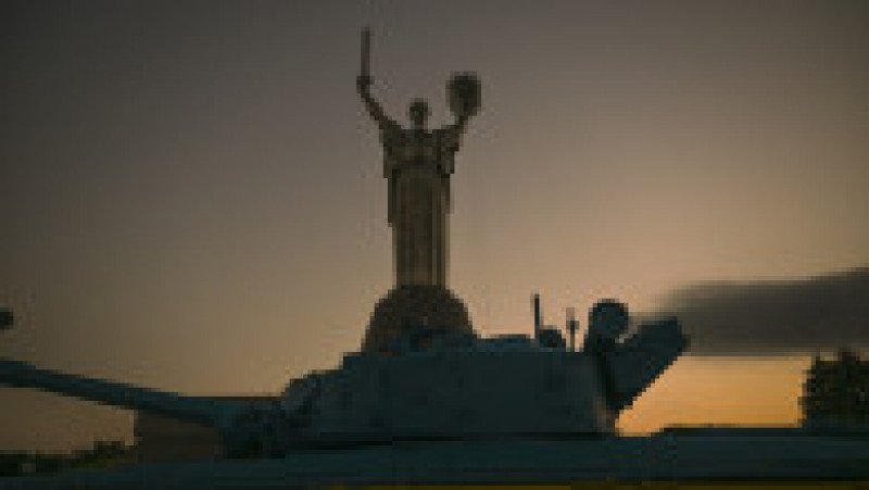 Muncitorii au demontat, în urmă cu câteva zile, ciocanul şi secera care împodobeau scutul de la dezvelirea monumentului de către liderul sovietic Leonid Brejnev în 1981, cu un deceniu înaintea dezmembrării URSS. Sursa foto Profimedia Images | Poza 11 din 18