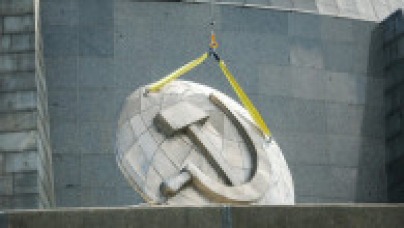 Muncitorii au demontat, în urmă cu câteva zile, ciocanul şi secera care împodobeau scutul de la dezvelirea monumentului de către liderul sovietic Leonid Brejnev în 1981, cu un deceniu înaintea dezmembrării URSS. Sursa foto Profimedia Images | Poza 5 din 18