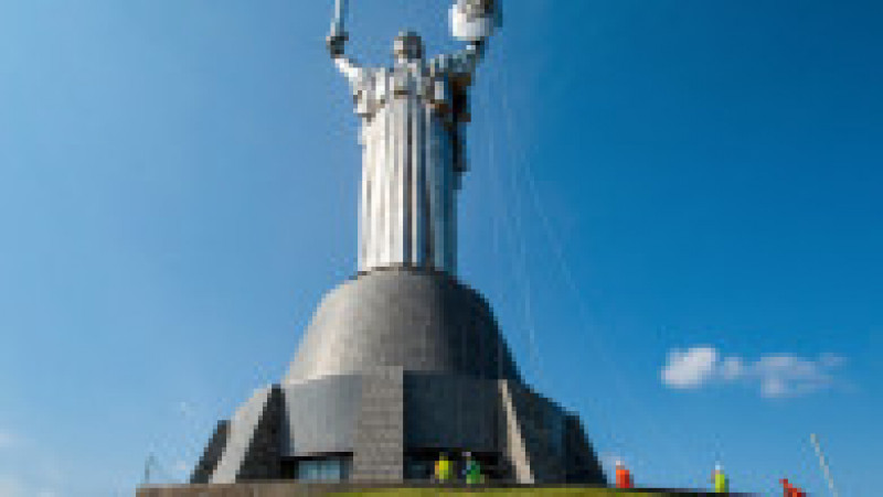 Muncitorii au demontat, în urmă cu câteva zile, ciocanul şi secera care împodobeau scutul de la dezvelirea monumentului de către liderul sovietic Leonid Brejnev în 1981, cu un deceniu înaintea dezmembrării URSS. Sursa foto Profimedia Images | Poza 7 din 18