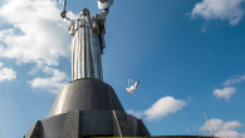 Muncitorii au demontat, în urmă cu câteva zile, ciocanul şi secera care împodobeau scutul de la dezvelirea monumentului de către liderul sovietic Leonid Brejnev în 1981, cu un deceniu înaintea dezmembrării URSS. Sursa foto Profimedia Images | Poza 3 din 18