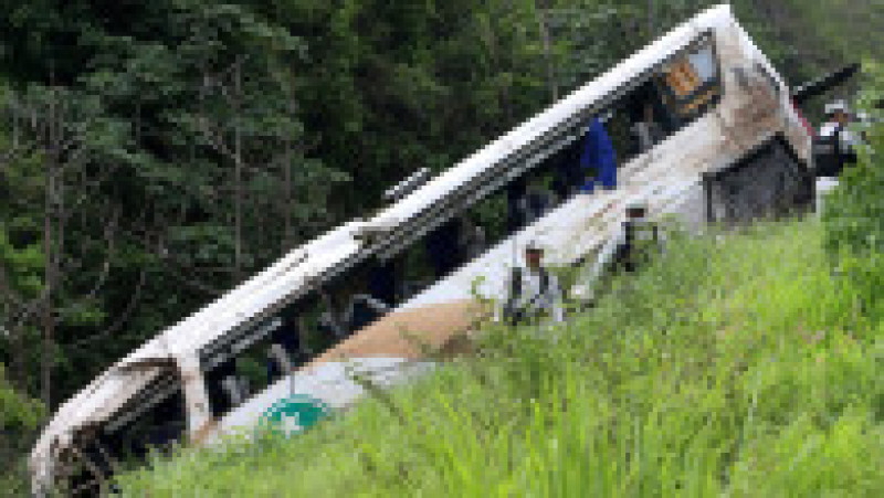 Cel puţin 17 persoane şi-au pierdut viaţa şi alte 22 au fost rănite joi când un autobuz care transporta mexicani şi migranţi s-a prăbuşit într-o râpă, în vestul Mexicului. FOTO: Profimedia Images | Poza 1 din 7