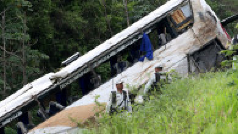 Cel puţin 17 persoane şi-au pierdut viaţa şi alte 22 au fost rănite joi când un autobuz care transporta mexicani şi migranţi s-a prăbuşit într-o râpă, în vestul Mexicului. FOTO: Profimedia Images | Poza 6 din 7