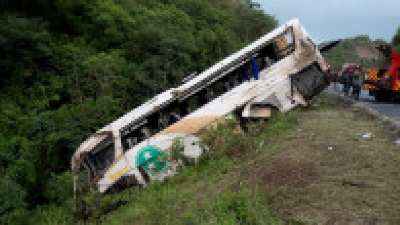 Cel puţin 17 persoane şi-au pierdut viaţa şi alte 22 au fost rănite joi când un autobuz care transporta mexicani şi migranţi s-a prăbuşit într-o râpă, în vestul Mexicului. FOTO: Profimedia Images | Poza 7 din 7