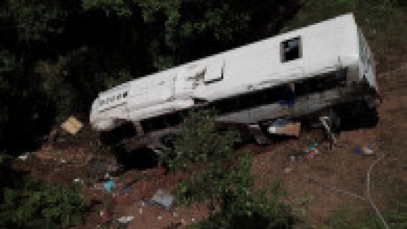 Cel puţin 17 persoane şi-au pierdut viaţa şi alte 22 au fost rănite joi când un autobuz care transporta mexicani şi migranţi s-a prăbuşit într-o râpă, în vestul Mexicului. FOTO: Profimedia Images | Poza 5 din 7